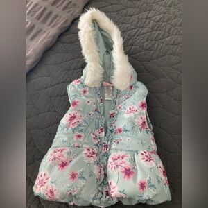 Girls Puffy Floral Vest. 2T.